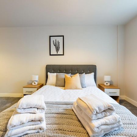 Lovely 4-Sleeper Apartment In Central Slough With Free Parking Eksteriør bilde